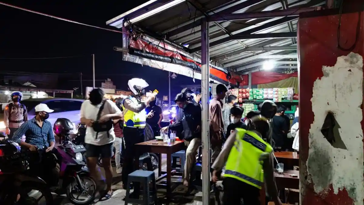 2 Pria Ditangkap dan Dibawa ke Mapolda Banten, Diduga Mabuk dan Melawan Petugas Patroli PPKM Darurat