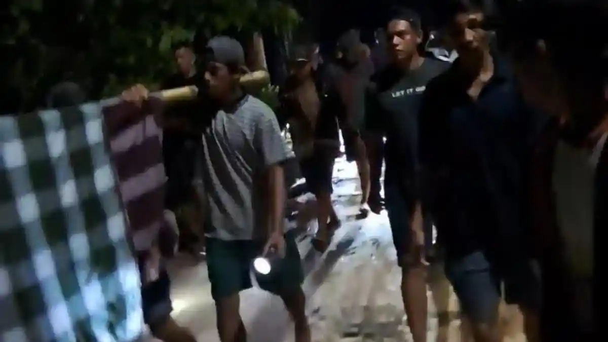Jalan Rusak, Jenazah Warga di Sinjai Terpaksa Ditandu Selama 2 Jam Menuju Rumah Duka