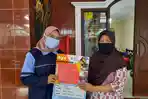 pemberian-pamflet-kepada-ketua-rw-sebagai-bentuk-sosialisasi-pengetahuan-donor-darah.jpg