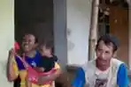 Warga Mengungsi Menghindari Longsor di Jombang