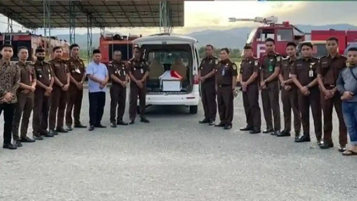 Kajari Parimo Lepas Jenazah Kasubsi Cabjari Moutong Menuju Kampung Halaman