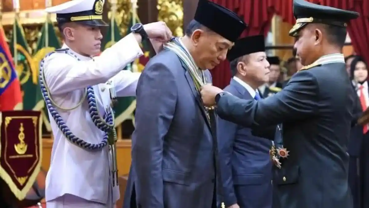 Tanda Kehormatan TNI untuk Menhan Sjafrie Sjamsoeddin