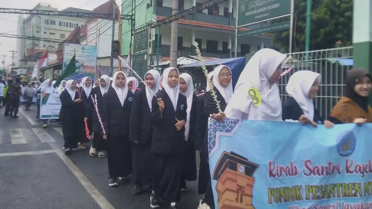 400 Santri Kajeksan Kudus Keliling Perkampungan Sejauh 2,5 Kilometer, Ini Tujuannya