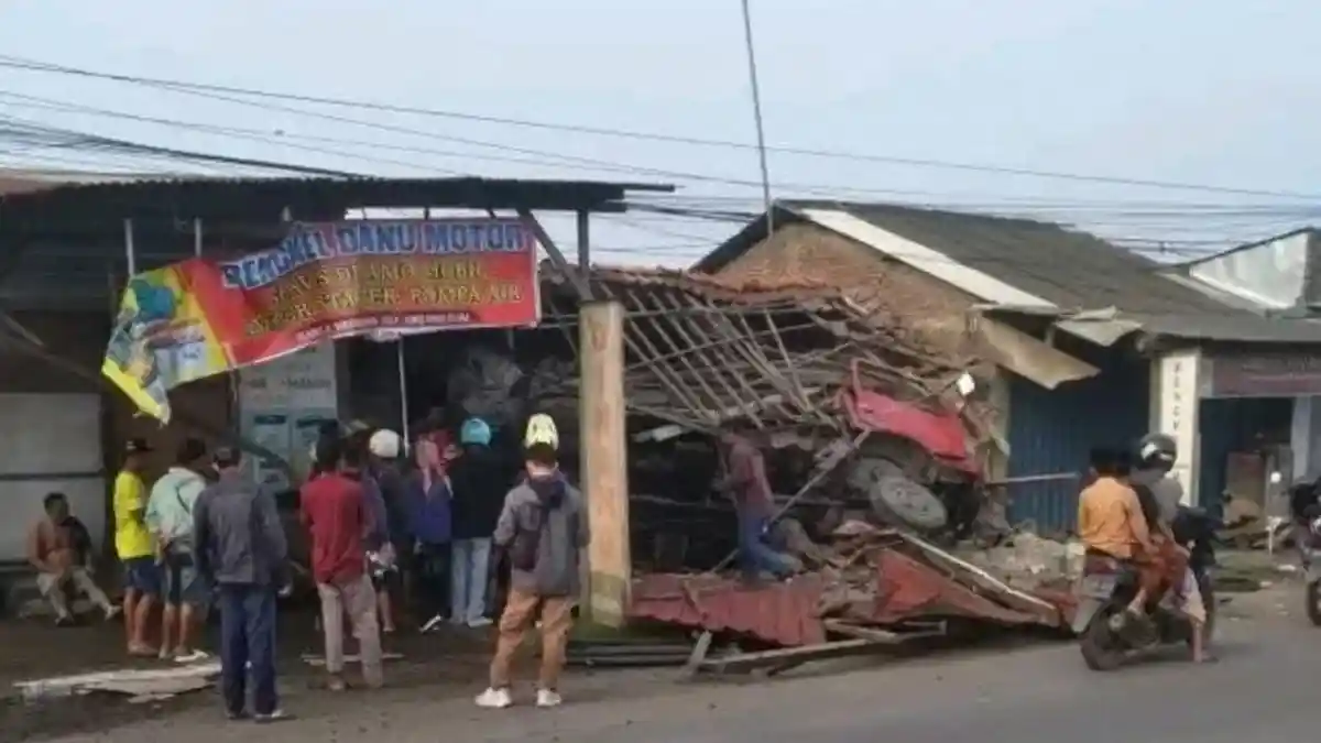 Nahas! Anak Pemilik Rumah di Kendal Tewas Tertimbun setelah Tembok Diterjang Truk Jungkit