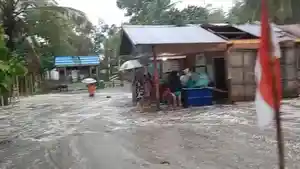 Banjir-rob-merendam-sejumlah-rumah-warga-di-Dusun-Mampie-Polman.jpg