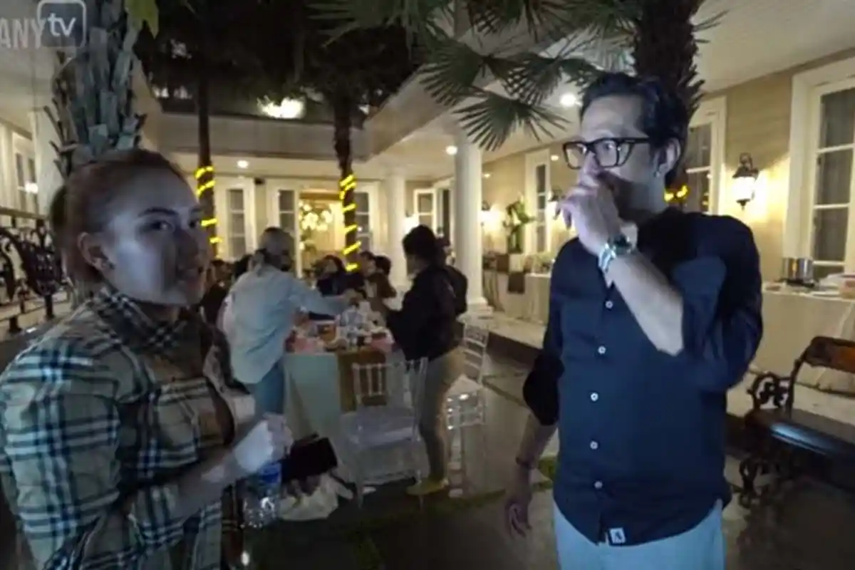 Ogah Lepas Sandal saat Masuk Rumah Mewah, Ayu Ting Ting Diprotes Andre Taulany : Norak, Ini Mahal !