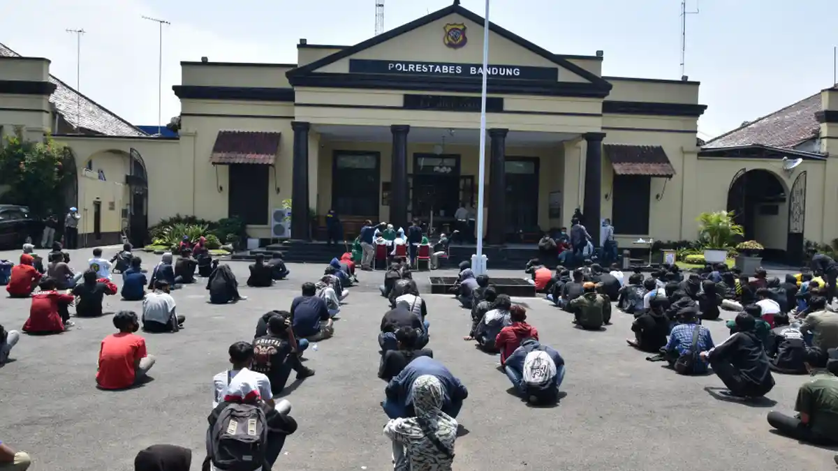 FOTO - Dari 209 Pendemo Omnibus Law Yang Ditangkap, 13 Diantaranya Dinyatakan Reaktif Covid-19 - demo-omnibus-law-71.jpg