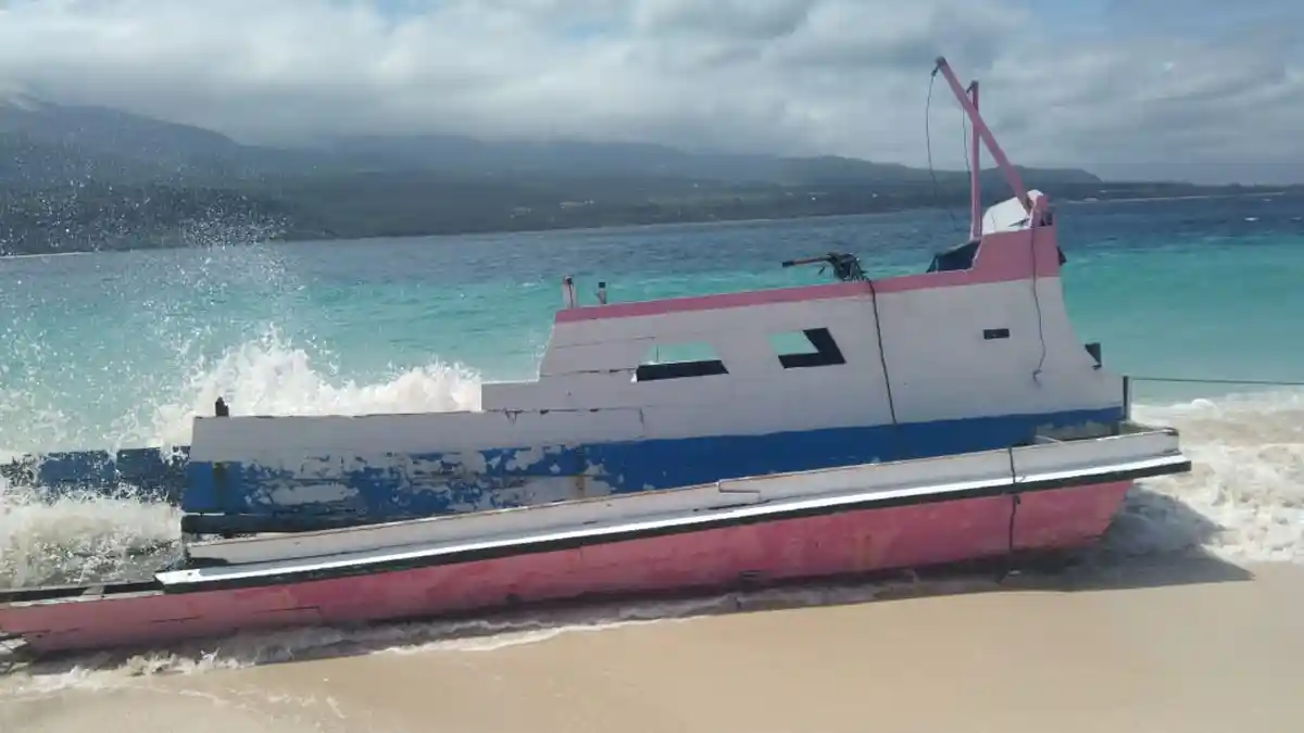 Angin dan Gelombang Hancurkan Perahu Nelayan di Pulau Mules,Manggarai