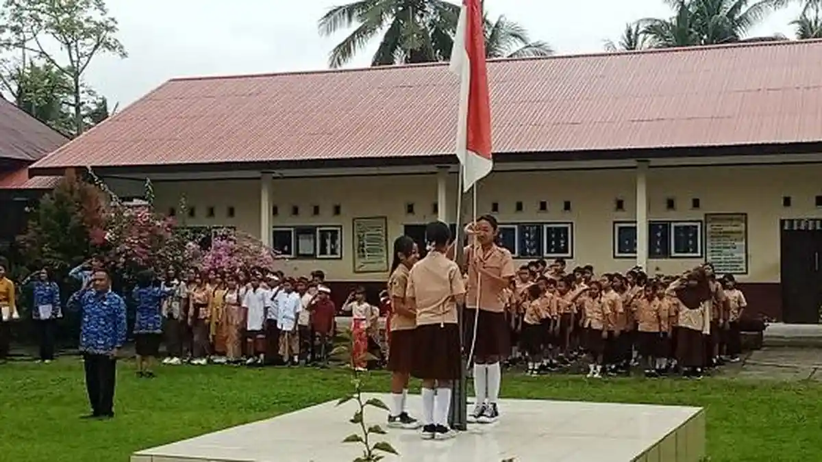 Melawan Hujan, Semangat Pendidik dan Siswa di Hardiknas SDN Inti Masari Parimo
