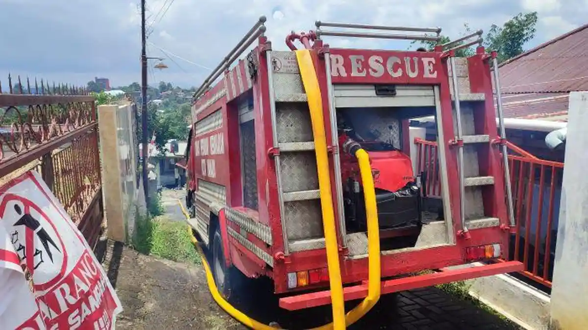 6 Truk Damkar Manado Padamkan Api Kebakaran Gudang di Tikala, Sempat Alami Kesulitan