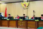 Para-Hakim-dalam-sidang-Gubernur-Maluku-Utara-Nonaktif-Abdul-Ghani-Kasuba.jpg