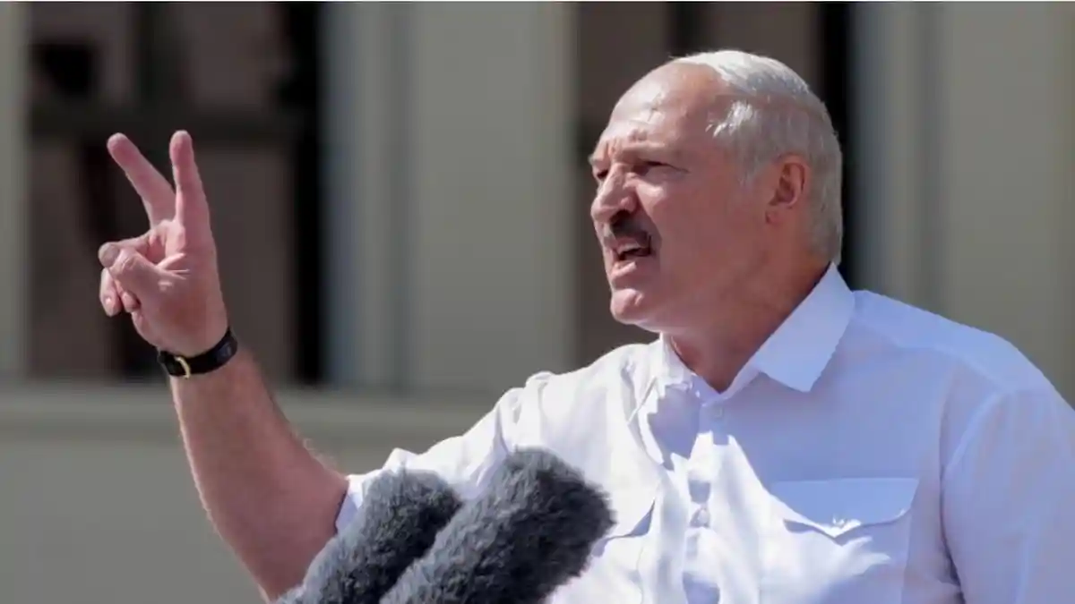 Perbatasan Negara Dipenuhi Pengungsi, Presiden Belarusia Alexander Lukashenko Justru Main Hoki Es