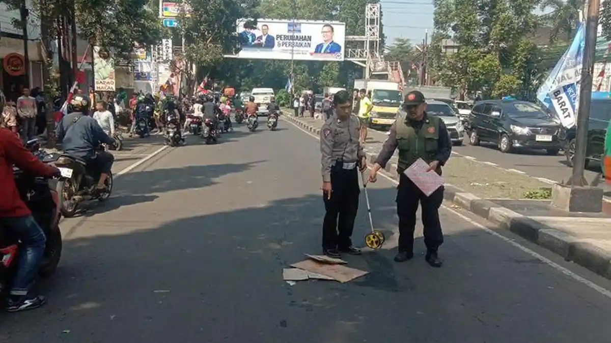 Pengendara Sepeda Listrik di Bandung Tertabrak Truk Sampah, Husna yang Diboceng Meninggal Dunia