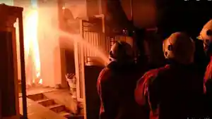 Tiga-rumah-permanen-di-Sambikerep-Surabaya-terbakar.jpg