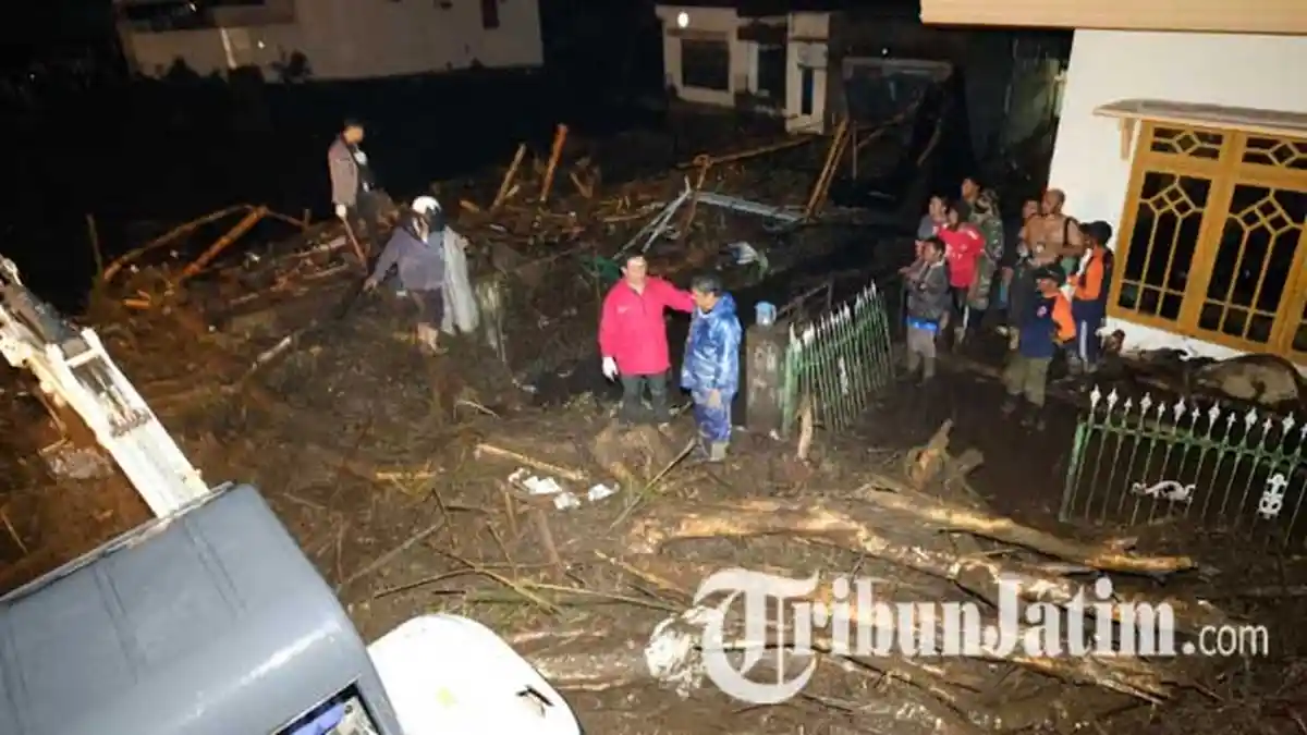Banjir Bandang di Kota Batu, Ayah dan Anak Dilaporkan Terpendam Puing-puing Rumah