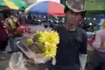 Pedagang Bunga Hias Jelang Lebaran