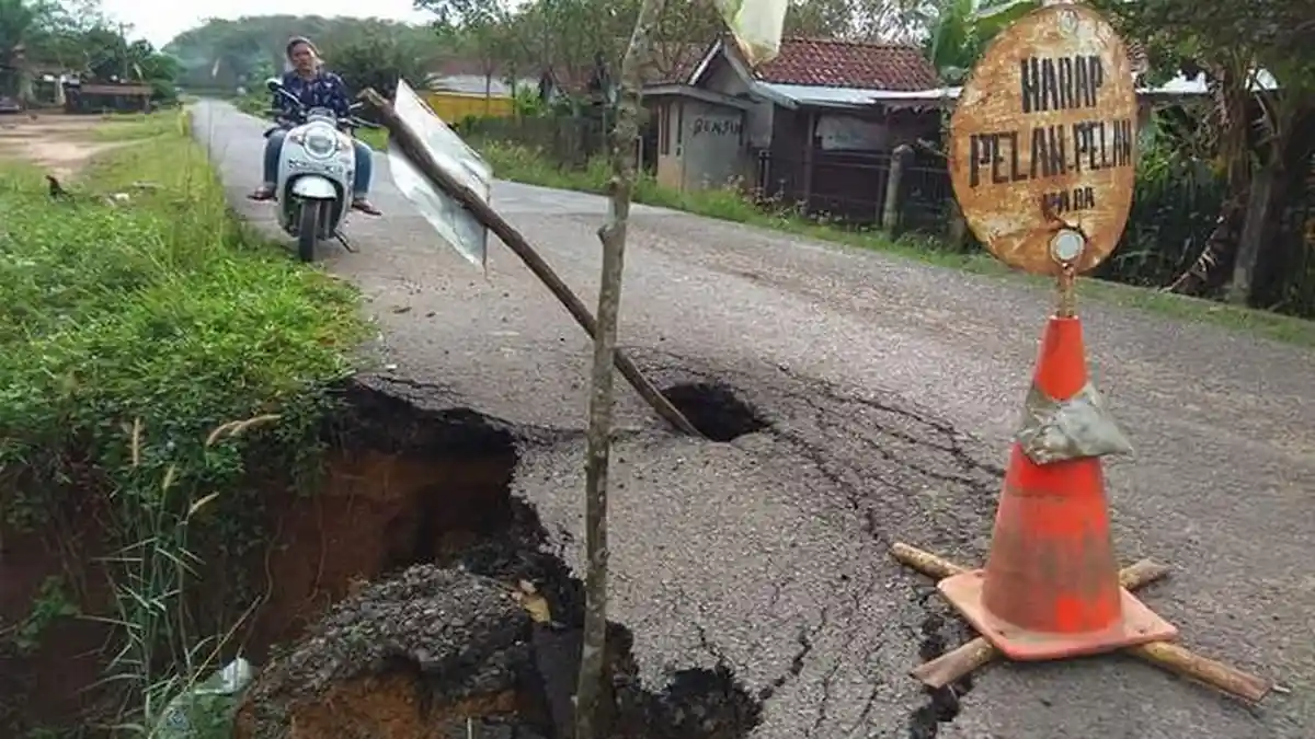 Jalan Poros Kecamatan Payaraman Ogan Ilir Amblas Membahayakan Pengendara