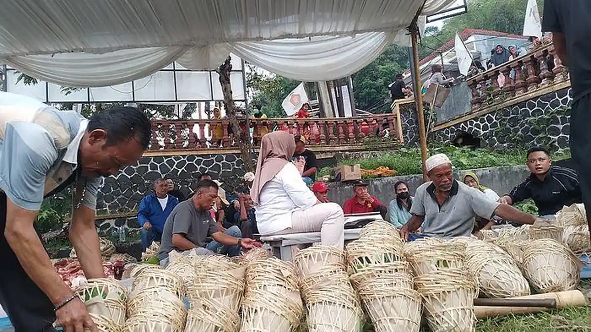 DPC Gerindra Sumedang Berkurban 3 Ekor Sapi, Bagikan Daging Kurban Gunakan Bongsang