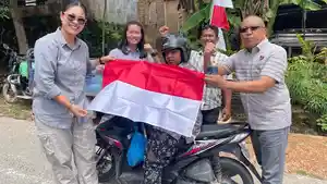 Personil-Ditresnarkoba-membagikan-bendera-ke-warga-yang-rumahnya-belum-terpasang-Merah-Putih.jpg