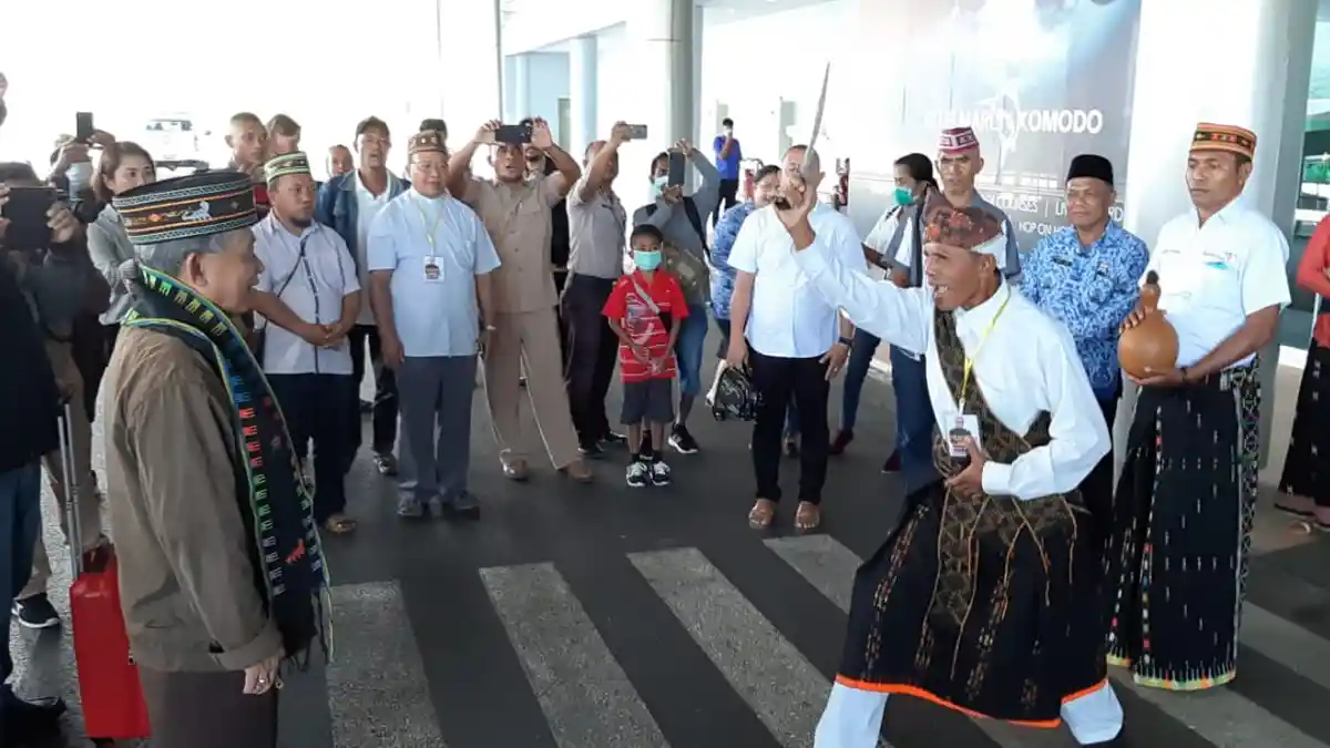Mgr Agustinus Disambut Upacara Adat di Bandara Komodo Labuan Bajo