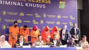 Polisi-menunjukkan-barang-bukti-pengungkapan-praktik-aborsi-ilegal-di-apartemen.jpg