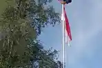 aksi-heroik-akhyar-panjat-tiang-selamatkan-bendera-merah-putih-saat-memperingati-hut-ri-ke-77.jpg