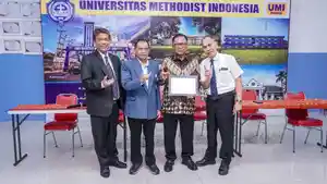 AKREDITASI-UNGGUL-Rektor-Universitas-Methodist.jpg