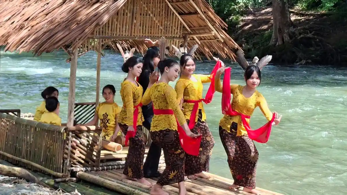 Tarian Babangsai Kreasi dari Loksado HSS Pukau Peserta Bamboo Rafting ...
