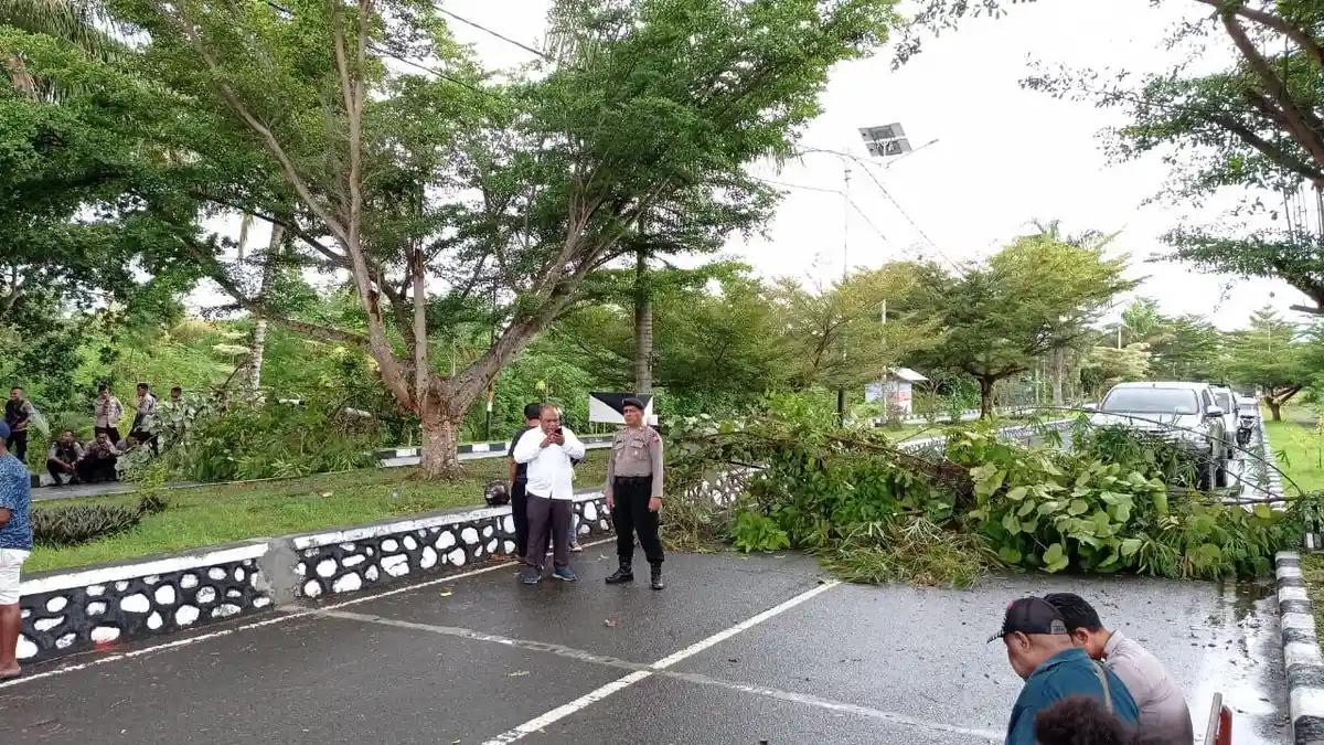 Pemilik Hak Ulayat Palang Rumah Dinas Gubernur Papua Barat, Minta Sekda Temui Keluarga