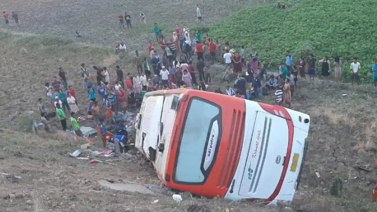 Inilah Kronologi Bus Kramat Djati Terguling di Tol Sumo, Diduga Sopir Mengantuk, 2 Orang Tewas