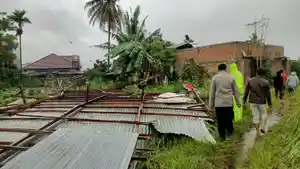 Rumah-warga-rusak-akibat-angin-kencang-yang-terjadi-di-Kecamatan-Pauh.jpg