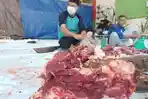 aktivitas-pemotongan-daging-kurban-di-masjid-al-amin-tarakan-selasa-2072021.jpg