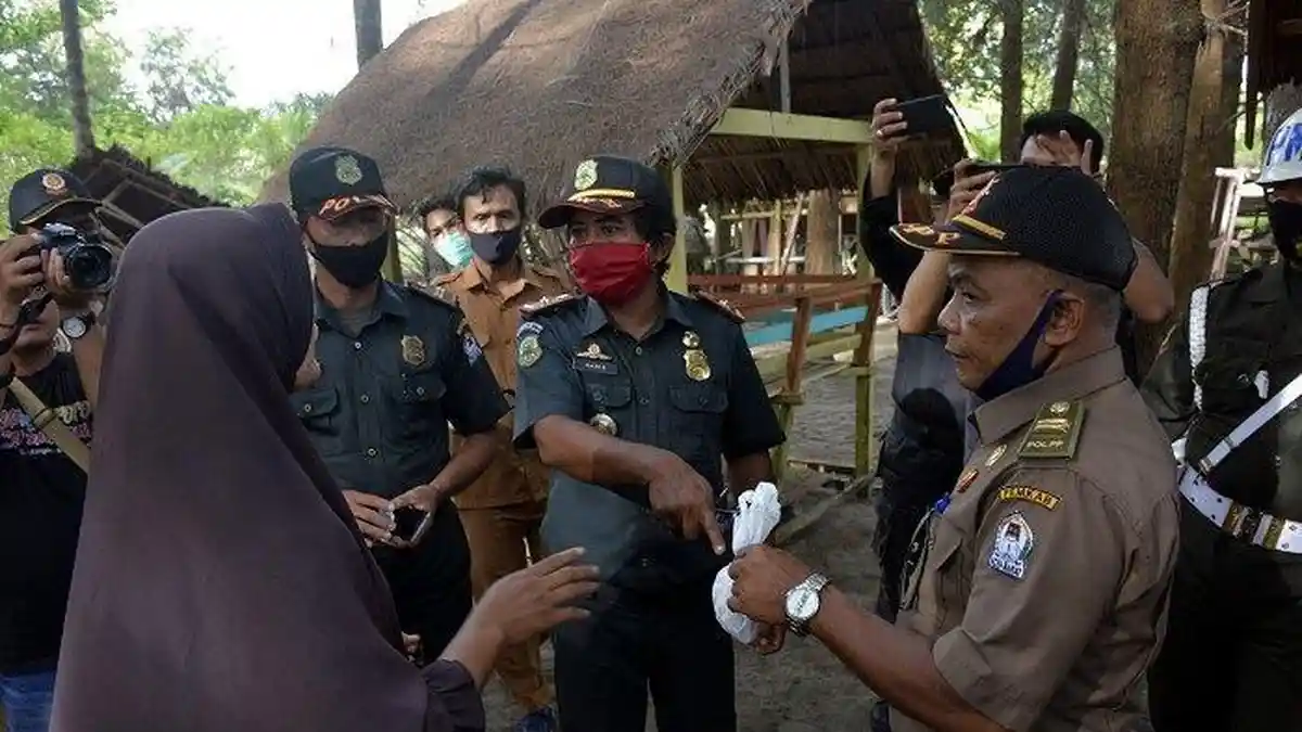 Petugas Gabungan Aceh Barat Temukan Alat Kontrasepsi Pria Bekas di Warung Remang