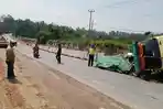 Truk-Terguling-di-Depan-Samsat-Pesawaran-Muatan-Susu-Berhamburan.jpg