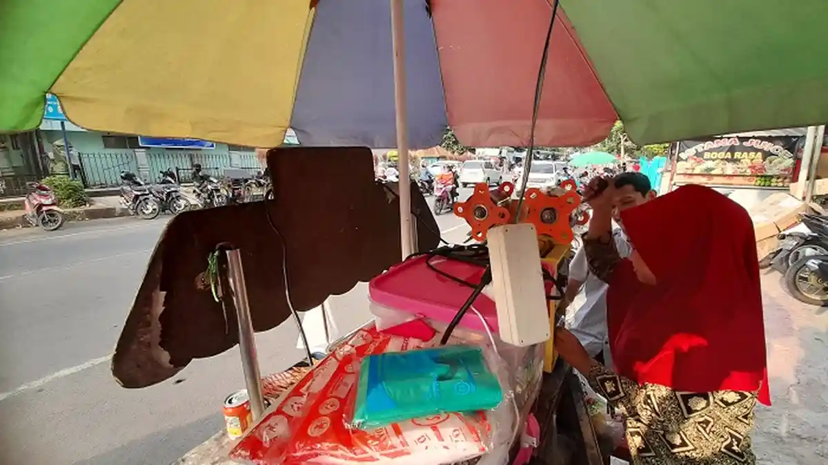 Pedagang Kaki Lima di Lebak Makan Sepiring Berdua Hingga Kibarkan Bendera Putih