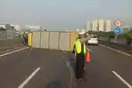 Kecelakaan-truck-terguling-melintang-di-Lajur-1-dan-2.jpg