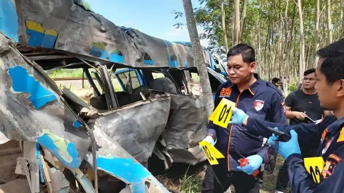Polisi Periksa Masinis KA Probowangi yang Menabrak Isuzu Elf di Lumajang Hingga 11 Orang Tewas