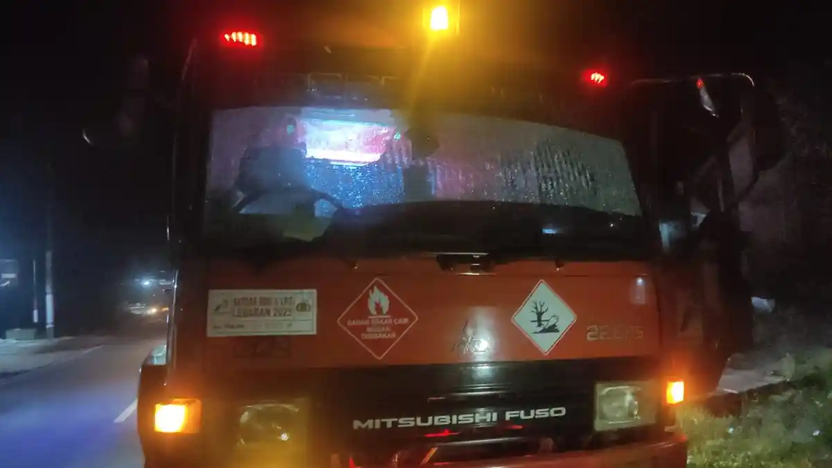 Kendaraan Pengangkut BBM Milik Pertamina Dirusak, Kaca Depan Pecah Dilempari OTD di Desa Bencah