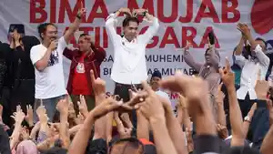 Ratusan-orang-yang-tergabung-dalam-Relawan-Sedulure-Bima-Mujab.jpg