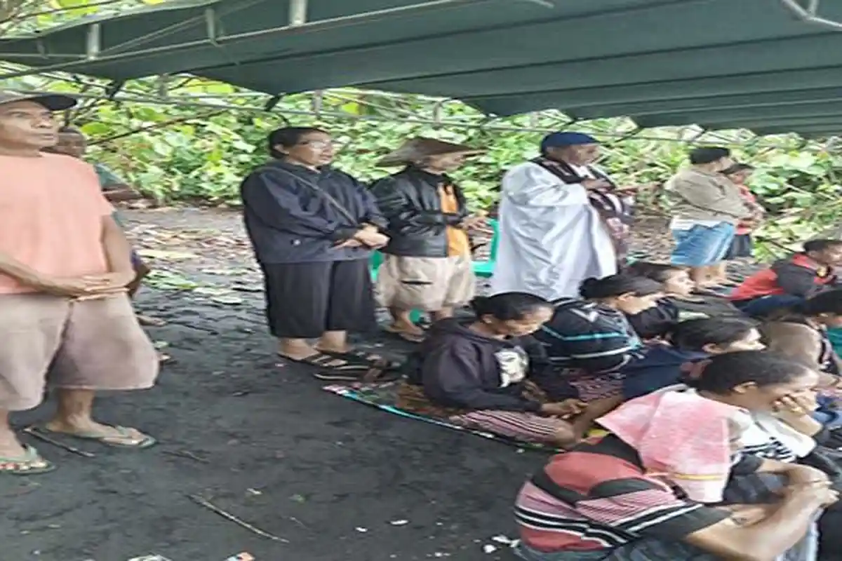 Romo Arka Pimpin Doa Pencarian Makarius Sareng yang Hilang di Pantai Lela, Sikka