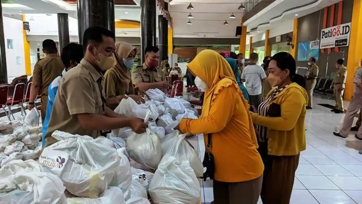  5 Ribu Paket Sembako Murah di Plaza Pragolo Pati Diserbu Masyarakat