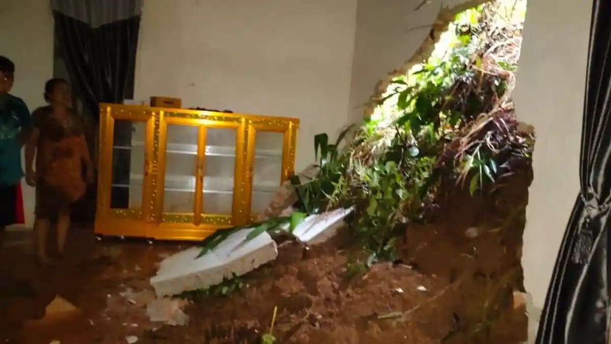 BREAKING NEWS: 3 Rumah di Bonto Katute Sinjai Rusak Tertimpa Longsor