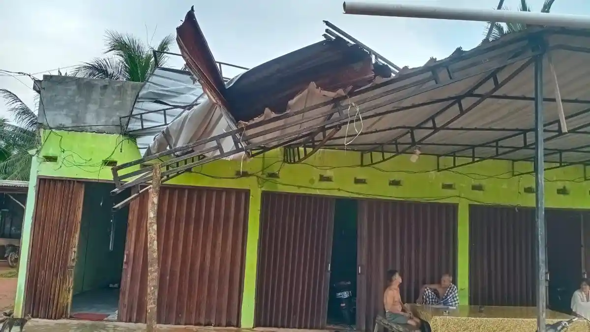 Warga Desa Penaga di Bintan Panik, Angin Kencang di Bintan Rusak Tiga Atap Ruko