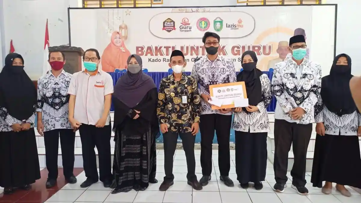 218 Guru Honorer di Parepare Terima THR dari Lazismu