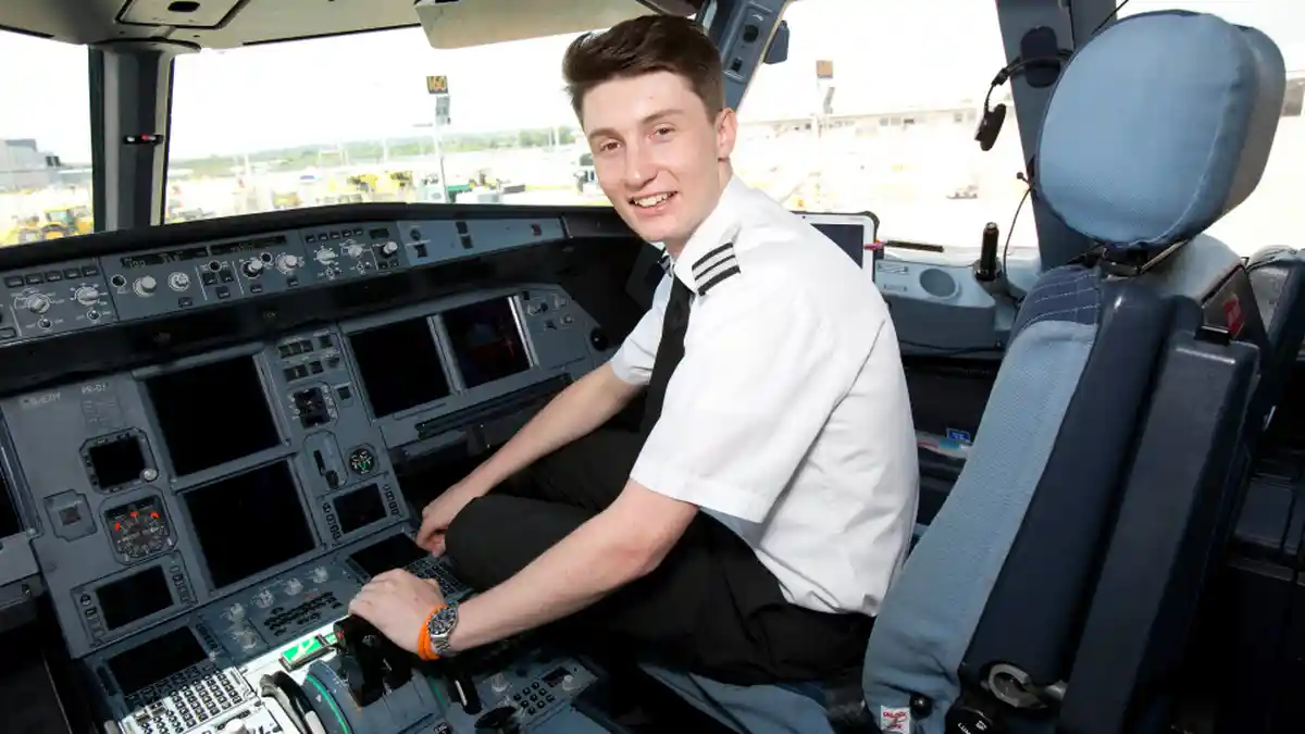 HEBAT, Usia Baru 19 Tahun Tapi Sudah Jadi Pilot