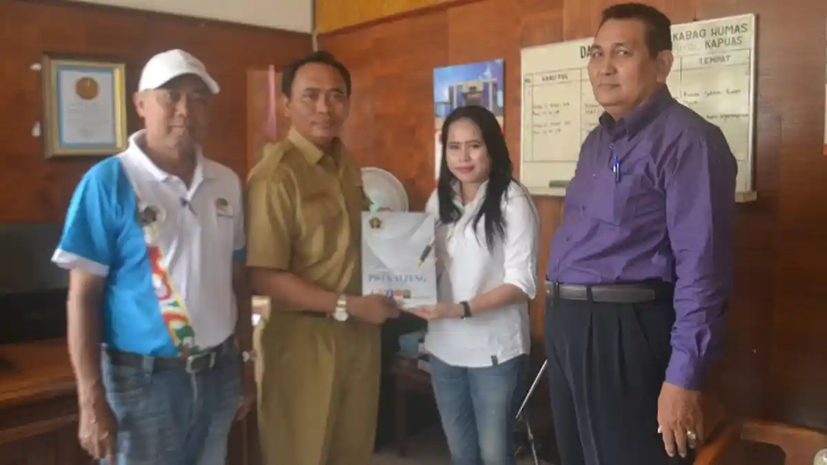 Kabag Humas Kapuas Senang Menerima Buku Putih dari PWI