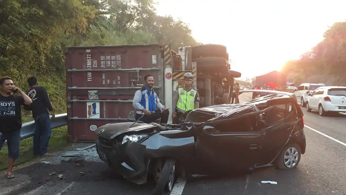 Kecelakaan Karambol Libatkan 7 Kendaraan Terjadi di Tol Cipularang, Sore Ini, Toyota Sienta Ringsek