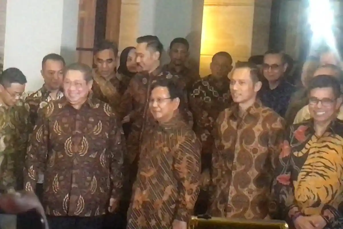 Hormat SBY dan AHY Sambut Kedatangan Prabowo