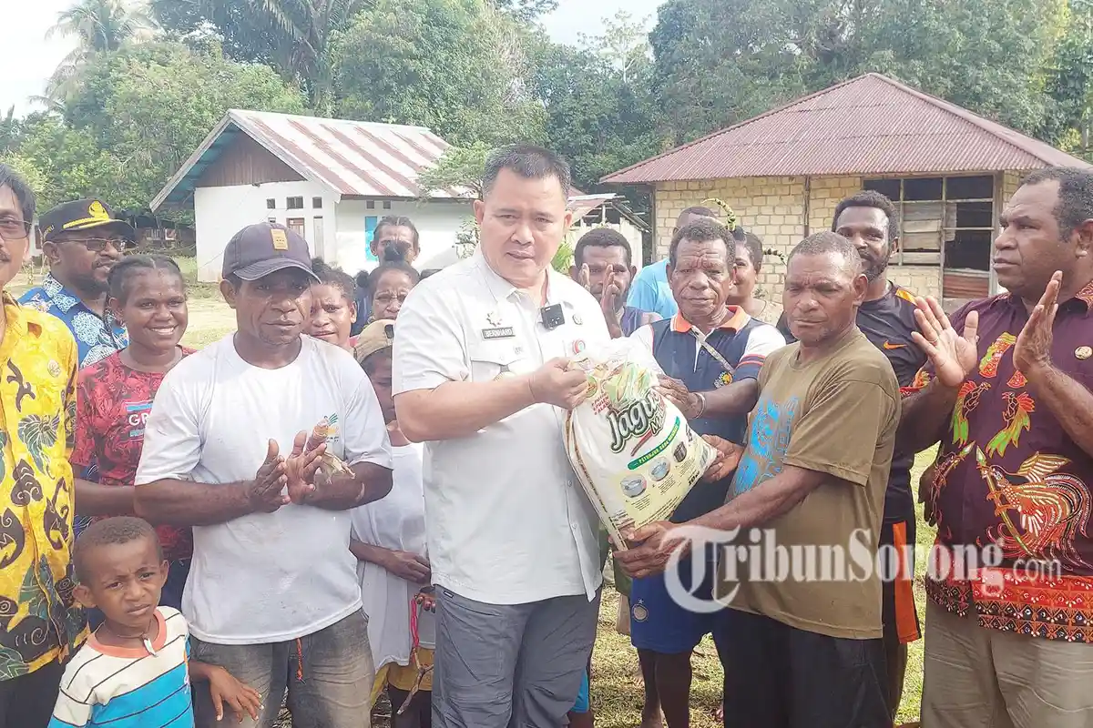 Perkuat Kebutuhan Pokok, Pemkab Maybrat Beri Bantuan Beras bagi Warga Kampung Fuog