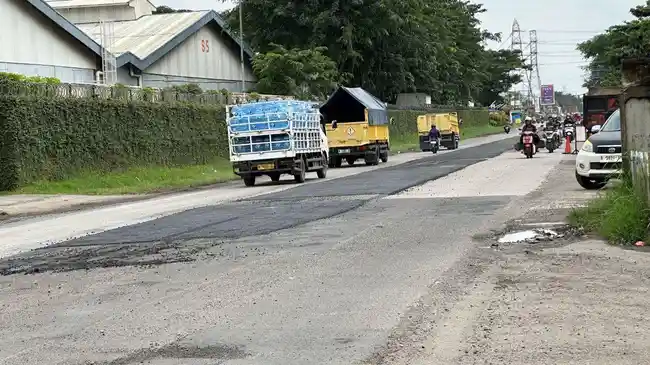 Diaspal Tapi Bergelombang: Jalan Raya Pasar Kemis Jadi Momok Menakutkan Usai 4 Pemotor Tewas